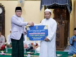 Walikota Metro Wahdi Serahkan Bantuan 14 Rol Karpet Di Masjid Nurul Falah