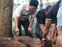 Walikota Metro Wahdi Sirajuddin bersama keluarga Qurban