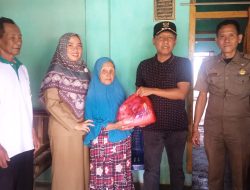 Lurah kelurahan Trimurjo dan Warga RW 3 berikan bantuan untuk warganya yang sedang sakit