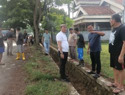 Jalan Rusak dan Sering Kebanjiran, Warga RW 06 Gotong-royong Lakukan Perbaikan Infrastruktur Mandiri