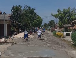 Warga Tejosari Tambal Sulam Jalan Madukoro  Secara Mandiri