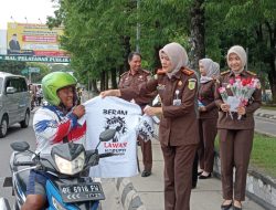 Kejaksaan Metro Bagikan Bunga Mawar dan Kaos Pada Hari Anti Korupsi Sedunia