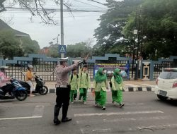 Strong Point: Personil Polres Metro Hadir Di Tengah Aktivitas Pagi Masyarakat