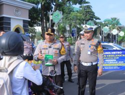 Kapolres Metro Bagikan Sembako Kepada Pengendara Tertib Saat Berkendara Dalam Rangka Ops Keselamatan Krakatau 2025