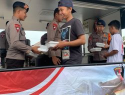 Satbrimob Polda Lampung Bagi-bagi Ribuan Porsi Makanan ke Masyarakat Terdampak Banjir