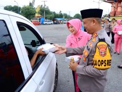 Berkah Ramadhan, Kapolres Lampung Tengah Bagikan Takjil Gratis Untuk Masyarakat