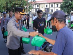Polres Metro Berbagi Kebahagian Dengan Bagikan Takjil Kepada Masyarakat