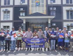 Ramadhan Berbagi, Kapolres Metro Bagikan Baksos Sembako kepada Tukang Becak