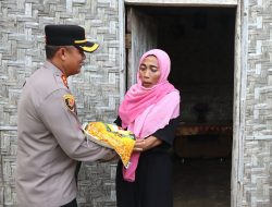 Berkah Ramadhan, Kapolres Lampung Tengah Bagi Bagi Beras dan Takjil untuk Masyarakat