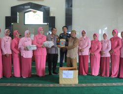Kapolres Metro dan Ketua Bhayangkari Gelar Baksos, Bagikan Al-Qur’an dan Mukena ke Sejumlah Masjid