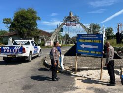 Ops Ketupat Krakatau 2025, Satlantas Polres Lampung Tengah Pasang Rambu Petunjuk Arah Untuk Lancarkan Arus Mudik