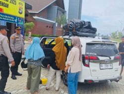 Amankan Arus Mudik Lebaran, Personel Pospam Jalur Tol Polres Lampung Tengah Himbau Pengemudi Untuk Utamakan Keselamatan