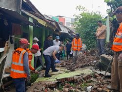 Warga dan Pemkot Bersatu Bersihkan Puing SDN 2 Metro Pusat