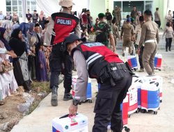 Personel Polres Lampung Tengah Tunjukkan Kepedulian: Bantu Jamaah Haji Kloter Pertama Dengan Tulus dan Penuh Kasih