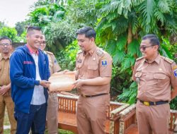 Wakil Wali Kota Metro Dr. M. Rafieq Adi Pradana: serahkan bantuan korban bencana angin puting beliung
