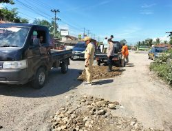 Bersama Warga dan Kepala Kampung Bulu Sari, Polsek Bumi Ratu Nuban Bersinergi Perbaiki Jalan Rusak