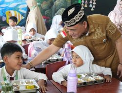 Wali Kota Metro, Bambang meninjau pelaksanaan Program MBG di Metro Barat