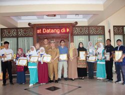 Wali Kota Metro Serahkan Hadiah Juara Lomba Menyanyi dan Simbolis HKI bagi Pelaku Ekraf