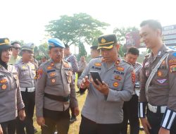 Mendadak, Wakapolres Lamtim Periksa Kelengkapan Hingga HP Personel