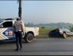 Anggota Satlantas Polres Lampung Timur Bantu Evakuasi Mobil Terperosok ke Ledeng di Desa Jojog, Pekalongan