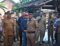 Bupati Lampung Tengah Ardito Wijaya Tinjau Langsung Warga Terdampak Musibah Angin Puting Beliung Di Punggur Serahkan Bantuan