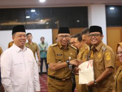Bupati Ardito Wijaya Secara Simbolis Menerima Sertifikat Tanah Dari Menteri ATR/BPN Republik Indonesia, Nusron Wahid.