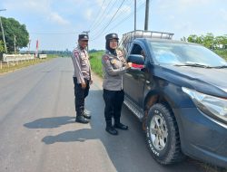 Polsek Bandar Sribhawono Bagikan dan Pasang Bendera Merah Putih di Kendaraan Pengguna Jalan Raya
