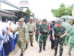 Bupati Lampung Tengah Ardito Wijaya Bersama Wakil Bupati I Komang Koheri, Mendampingi Komandan Korem 043/Garuda Hitam Brigjen TNI Haryantana, Dalam Acara Penutupan TNI Manunggal Membangun Desa (TMMD) ke-125 Yang Berlangsung di Kampung Sukanegara