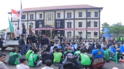 Polres Metro Melaksanakan Pengamanan Giat Aksi Damai Mahasiswa dan Komunitas Ojol di Polres Metro dan Kantor DPRD Kota Metro