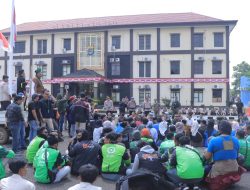 Polres Metro Melaksanakan Pengamanan Giat Aksi Damai Mahasiswa dan Komunitas Ojol di Polres Metro dan Kantor DPRD Kota Metro