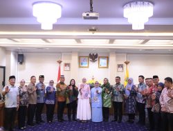 Bupati Lampung Tengah Ardito Wijaya,Menghadiri Penandatanganan Komitmen Bersama Bupati/Walikota se-Provinsi Lampung Di Ruang Rapat Utama Kantor Gubernur Lampung