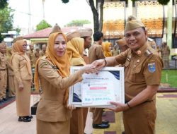 Pemkot Metro Gelar Apel Mingguan dan Serahkan Sejumlah Penghargaan Kinerja Tahun 2025