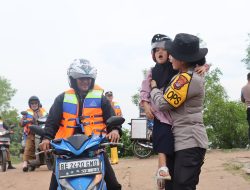 Polres Lampung Timur Siagakan Personel Bantu Penyebrangan Warga dan Anak Sekolah di Sungai Way Bungur