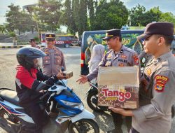 Wujud Kepedulian Polri, Polres Lampung Tengah Bagikan Ratusan Takjil Setiap Hari Selama Ramadhan
