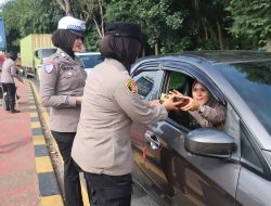 Berbagi Kebaikan Di Bulan Ramadhan, Polwan Polres Lampung Timur Bagikan Takjil