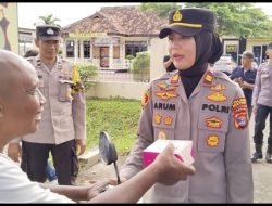 Bulan Penuh Berkah,Polsek Metro Selatan Lampung Bagikan Takjil Gratis Kepada Pengendara