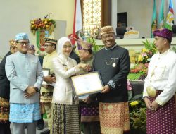 HUT ke-62 Provinsi Lampung: Plt. Bupati Lampung Tengah Terima Sertifikat WBTb Seghak Asah