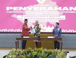 Plt. Bupati I Komang Koheri Serahkan Laporan Keuangan Pemkab Lampung Tengah ke BPK Lampung