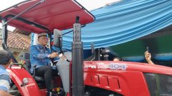 Di Tengah Keterbatasan Anggaran, Wali Kota Metro Sukses Bawa Bantuan 19 Traktor dari Kementan