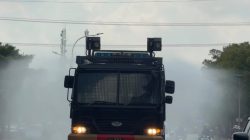 Polres Metro Semprot Jalan Kota, Tekan Dampak Abu Vulkanik Erupsi Gunung Krakatau