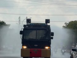 Polres Metro Semprot Jalan Kota, Tekan Dampak Abu Vulkanik Erupsi Gunung Krakatau