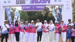 Ketua PERWOSI Lampung Tengah Ni Ketut Dewi Nadi Lepas Peserta Jalan Sehat XL Weekend Rush di Bandar Jaya