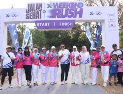Ketua PERWOSI Lampung Tengah Ni Ketut Dewi Nadi Lepas Peserta Jalan Sehat XL Weekend Rush di Bandar Jaya